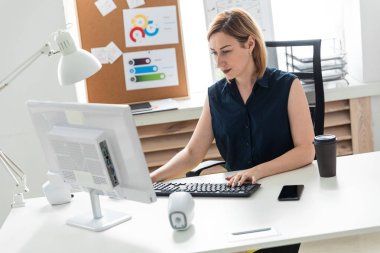 bilgisayarda çalışan genç iş kadını