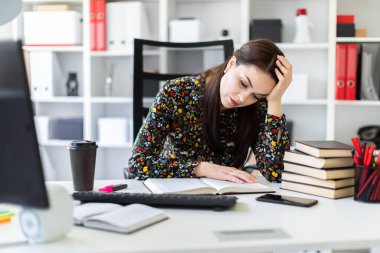 yorgun yatırımcı işyeri parlak ofiste otururken belgeleri analiz etme 