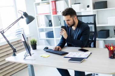 işadamı office masada oturan ve kahve içme 