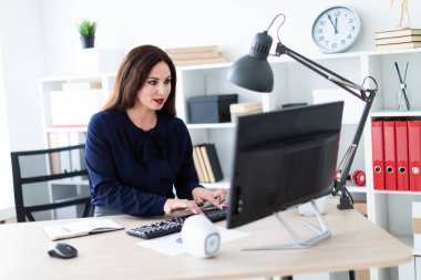 bilgisayar masasında genç iş kadını ve çalışma