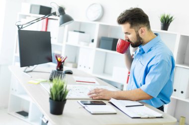 işadamı office masada oturan ve kahve içme 