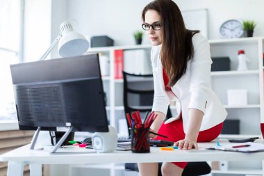 Bilgisayarda parlak ofiste çalışan Office genç kadın 