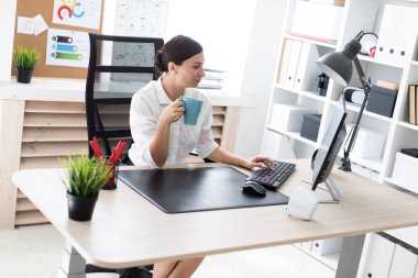  Parlak bir ofiste çalışan kahve ile güzel genç iş kadını. O siyah saçlı. O bir beyaz gömlek giyiyor. alan derinliği ile fotoğraf