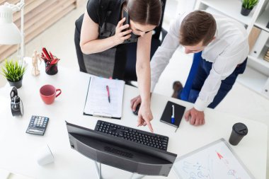 yatırımcı ile avukat yakınındaki tablo parlak ofiste bilgisayar ile birlikte çalışma 