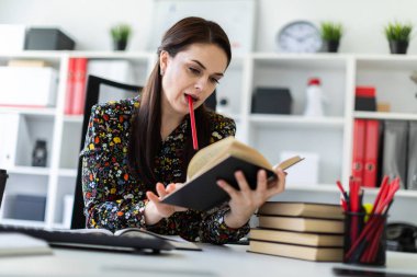 undistracted işkadını parlak ofis masasında otururken hukuk kitap okuma 