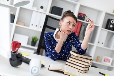 Ofiste çalışan başarılı bir iş kadını.