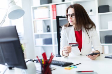  Banka kartı ile office masada oturan genç kız
