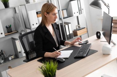 bir ofiste çalışan genç iş kadını