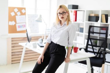 genç iş kadını ofiste masanın üstüne eğildi