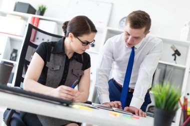 Genç adam ofiste iş ortağı toplantısında plan açıklama