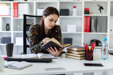 undistracted işkadını parlak ofis masasında otururken hukuk kitap okuma 