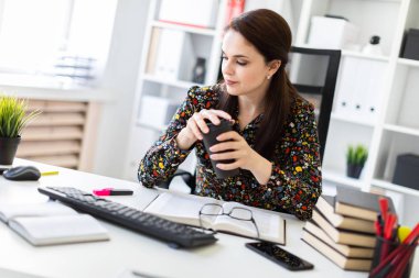 kahve fincanı elinde tutan ve işyeri parlak ofiste otururken belgeleri analiz etme yorgun ekonomist 
