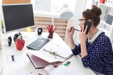 Ofiste çalışan başarılı bir iş kadını.