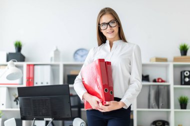 genç kız bir bilgisayar Danışma standları ve belgeleri klasörlerle tutar