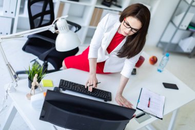 Bilgisayarda parlak ofiste çalışan Office genç kadın 