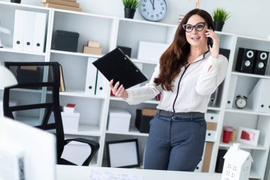 Genç işkadını bir telefon tutarak portresi 
