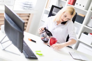 Evet ve bir cezve kahve dökülen işkadını ofiste, bir masada.