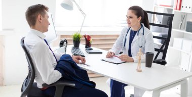 ofiste masada otururken görüşme genç hasta doktor 