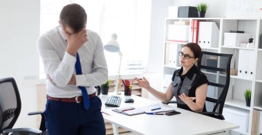 Tablo ve azarı çalışan, para cezası iş kavramı oturan kadın şef 