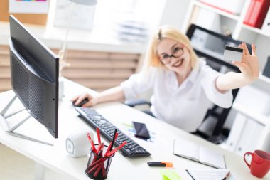 ofiste, genç iş kadını tutar kredi kartı 