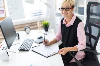 Genç işkadını belgeleri doldurur