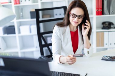 Evet ofis, masada oturan genç iş kadını 