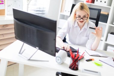 ofiste, genç iş kadını tutar kredi kartı 