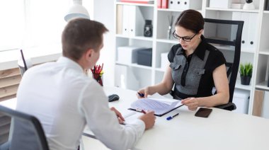 Genç yöneticileri kabine toplantısı sırasında iş planı tartışıyor
