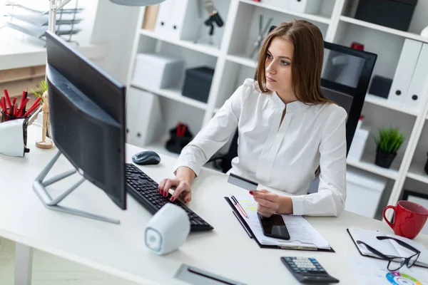 Young Woman Sitting Office Table Holding Phone Bank Card — Stock Photo, Image