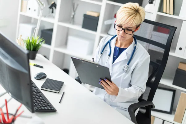 Jovem Médica Manto Branco Sentado Mesa Preenche Documento — Fotografia de Stock