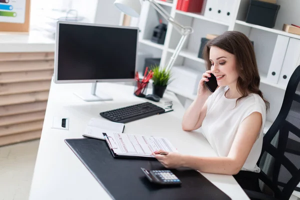 Mooie Jonge Zakenvrouw Met Telefoon Een Helder Kantoor — Stockfoto