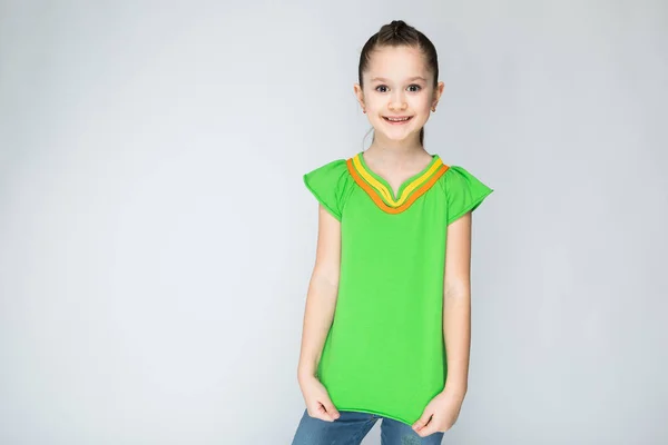 Chica Fondo Gris Con Pelo Largo Camiseta Verde —  Fotos de Stock