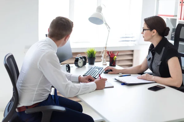 Vacker Ung Kvinna Och Ung Man Arbetar Tillsammans Dator Office — Stockfoto