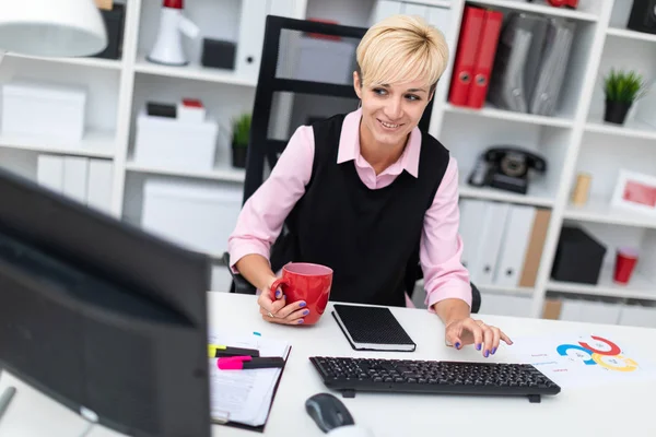 Young Businesswoman Table Office Coffee Cup — Stock Photo, Image