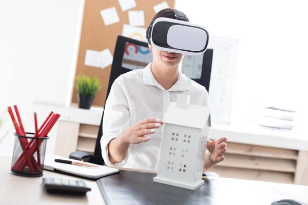 Νεαρή Επιχειρηματίας Που Κάθεται Γυαλιά Εικονικής Πραγματικότητας Μπροστά Της Στο — Φωτογραφία Αρχείου