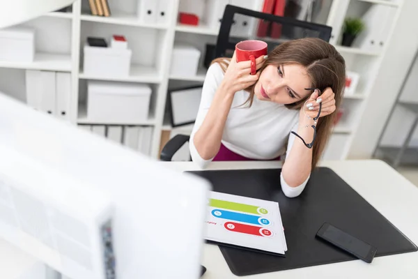 Schöne Junge Geschäftsfrau Mit Kaffee Einem Hellen Büro — Stockfoto