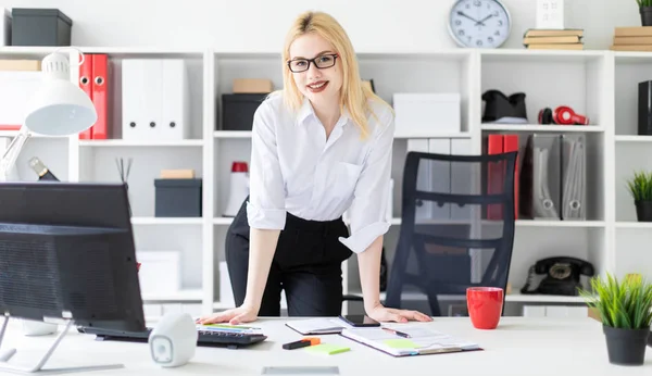 Joven Mujer Negocios Pie Oficina Mesa Computadoras —  Fotos de Stock