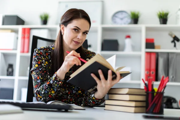 Economista Con Pluma Mano Leyendo Atentamente Libro Negocios Sentado Mesa — Foto de Stock