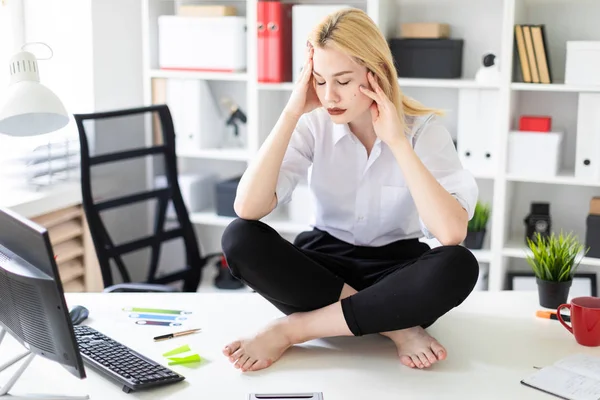 Cansada Empresária Sentada Uma Mesa Escritório — Fotografia de Stock