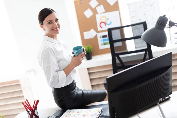 Hermosa Joven Empresaria Con Café Trabajando Una Oficina Luminosa Tiene — Foto de Stock