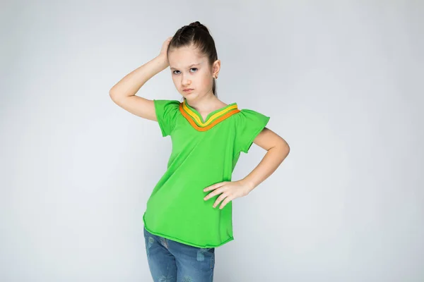 Chica Fondo Gris Con Pelo Largo Camiseta Verde —  Fotos de Stock