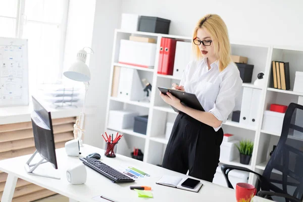 Joven Mujer Negocios Pie Oficina Escritorio Computadora Con Documento — Foto de Stock