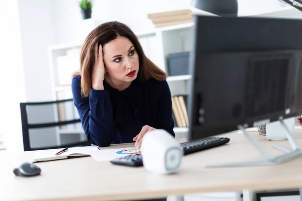 Junge Geschäftsfrau Computertisch Und Bei Der Arbeit — Stockfoto