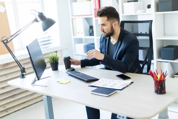 Hombre Negocios Está Sentado Oficina Mesa Beber Café — Foto de Stock