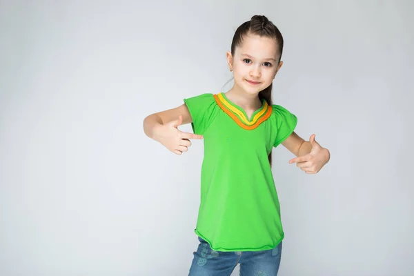 Menina Fundo Cinza Aponta Seus Dedos Para Mesma — Fotografia de Stock