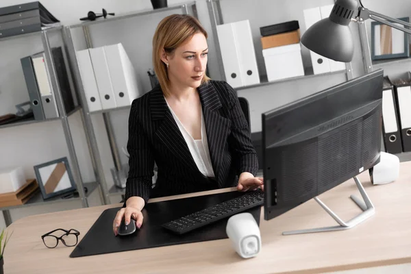 Jonge Zakenvrouw Werkt Een Computer Het Kantoor — Stockfoto