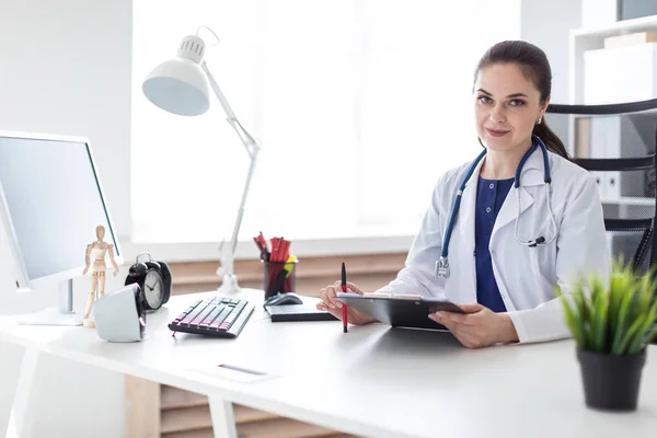 Giovane Medico Camice Laboratorio Con Fonendoscopio Intorno Collo Seduto Tavola — Foto Stock