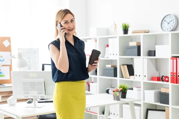 Jonge Zakenvrouw Praten Aan Telefoon Bij Het Bureau Het Bedrijf — Stockfoto