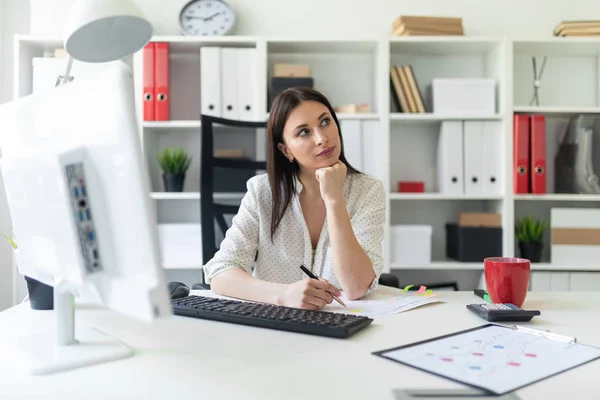 Joven Empresaria Que Trabaja Una Mesa Oficina — Foto de Stock