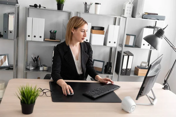 Pengusaha Wanita Muda Yang Bekerja Komputer Kantor — Stok Foto